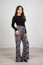 Cargar imagen en el visor de la galería, PANTALON VIVIANA ANIMAL PRINT - NEGRO
